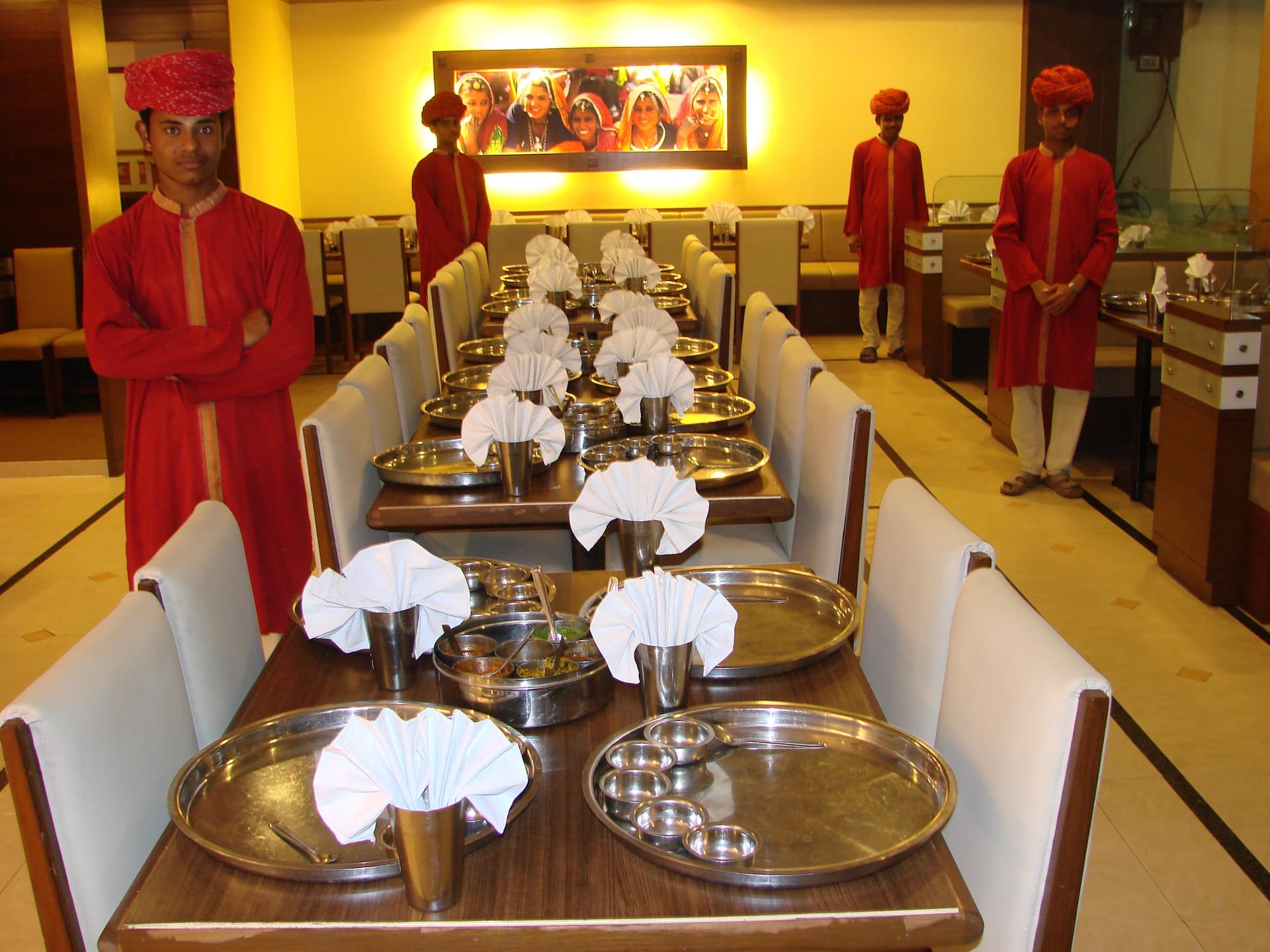 Myra Hotel Surya - Sayajiganj photo 2